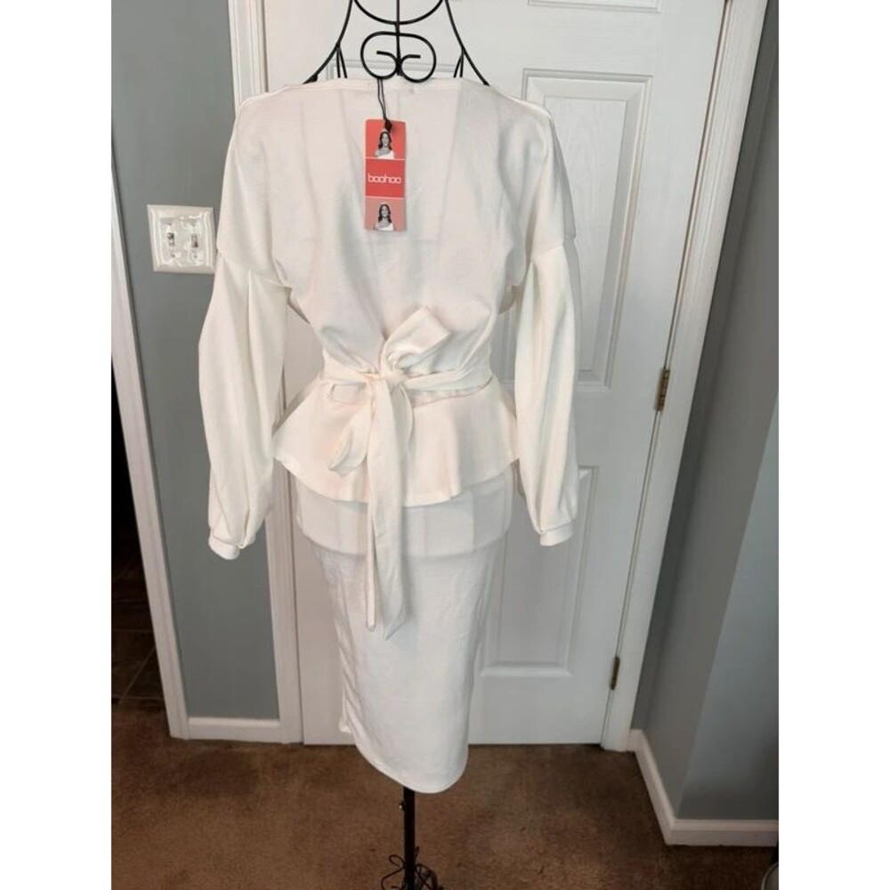 NWT Boohoo White Wrap Peplum Midi Dress – Size US 6 / UK 10 – Elegant & Chic!